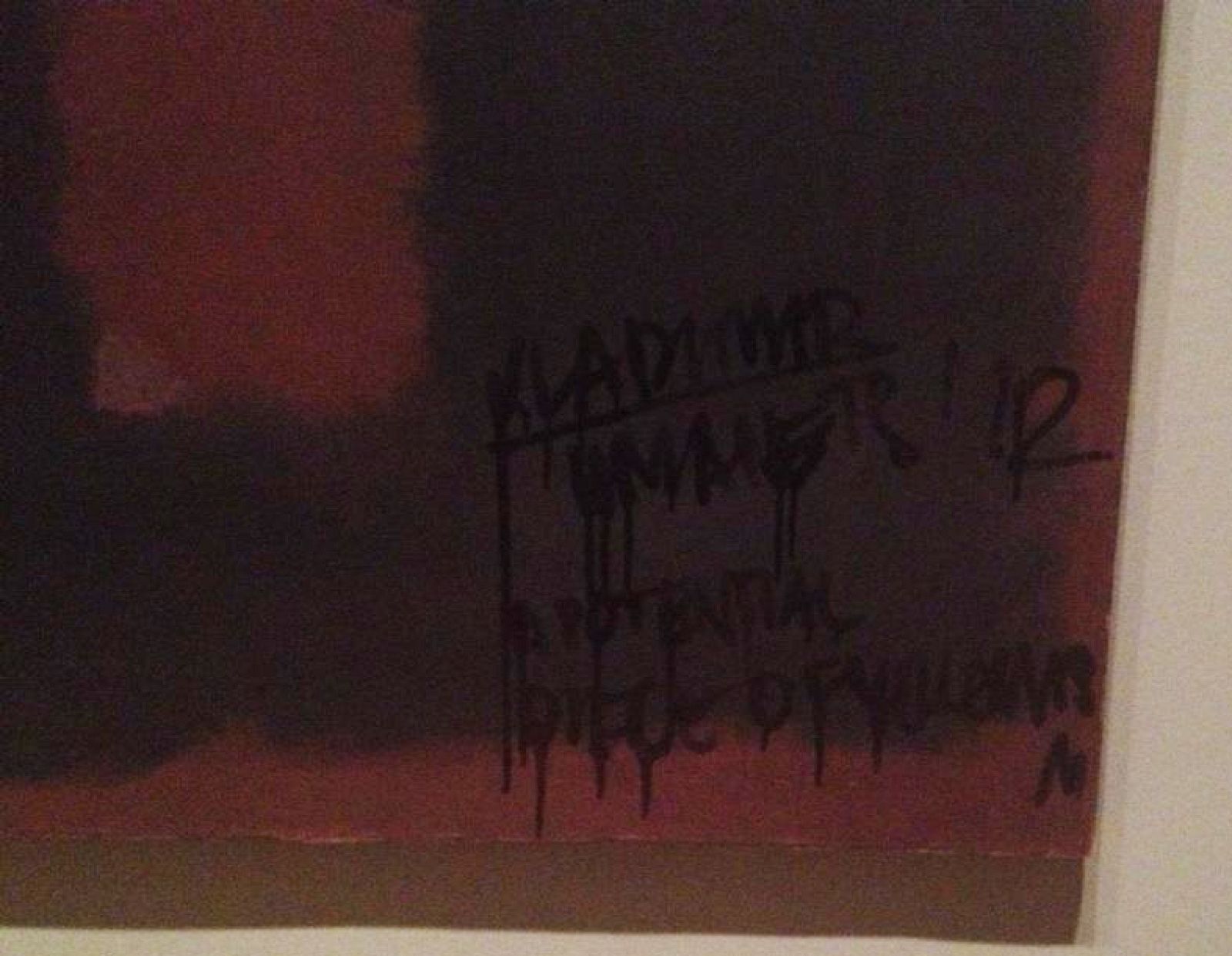 Esta imagen que un visitante (Tim Wright) ha colgado en su cuenta de twitter (@WrightTG) es la única de la pintada sobre el mural.