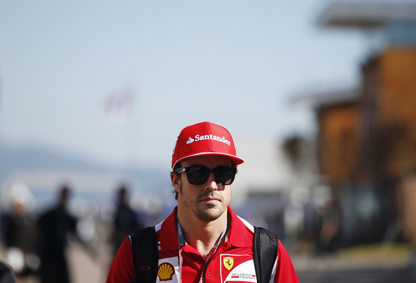 El piloto español Fernando Alonso pasea por el ciurcuito coreano de Yeongam