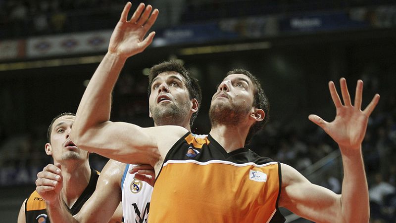 El Real Madrid retiene el primer puesto ante el Fuenlabrada (100-79) con Reyes como líder