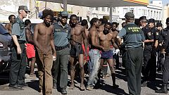 300 inmigrantes intentan saltar la valla de Melilla por segundo día consecutivo y 100 lo consiguen