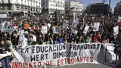 Miles de estudiantes se manifiestan contra los recortes en educación y piden la dimisión de Wert