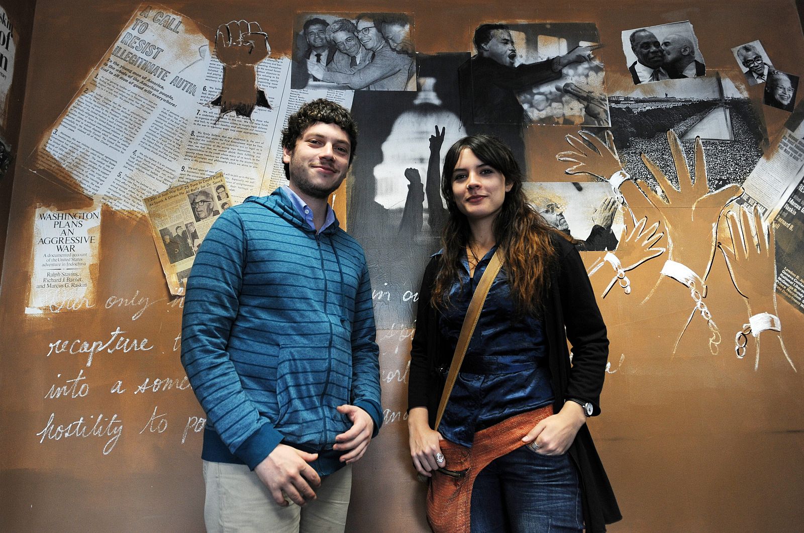 Camila Vallejo y Noam Titelman posan en nombre del movimiento estudiantil chileno, premiado con el galardón Letelier-Moffitt a los Derechos Humanos