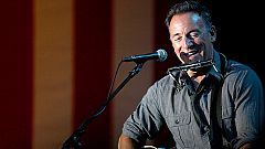Springsteen salta al escenario con Bill Clinton para apoyar a Obama