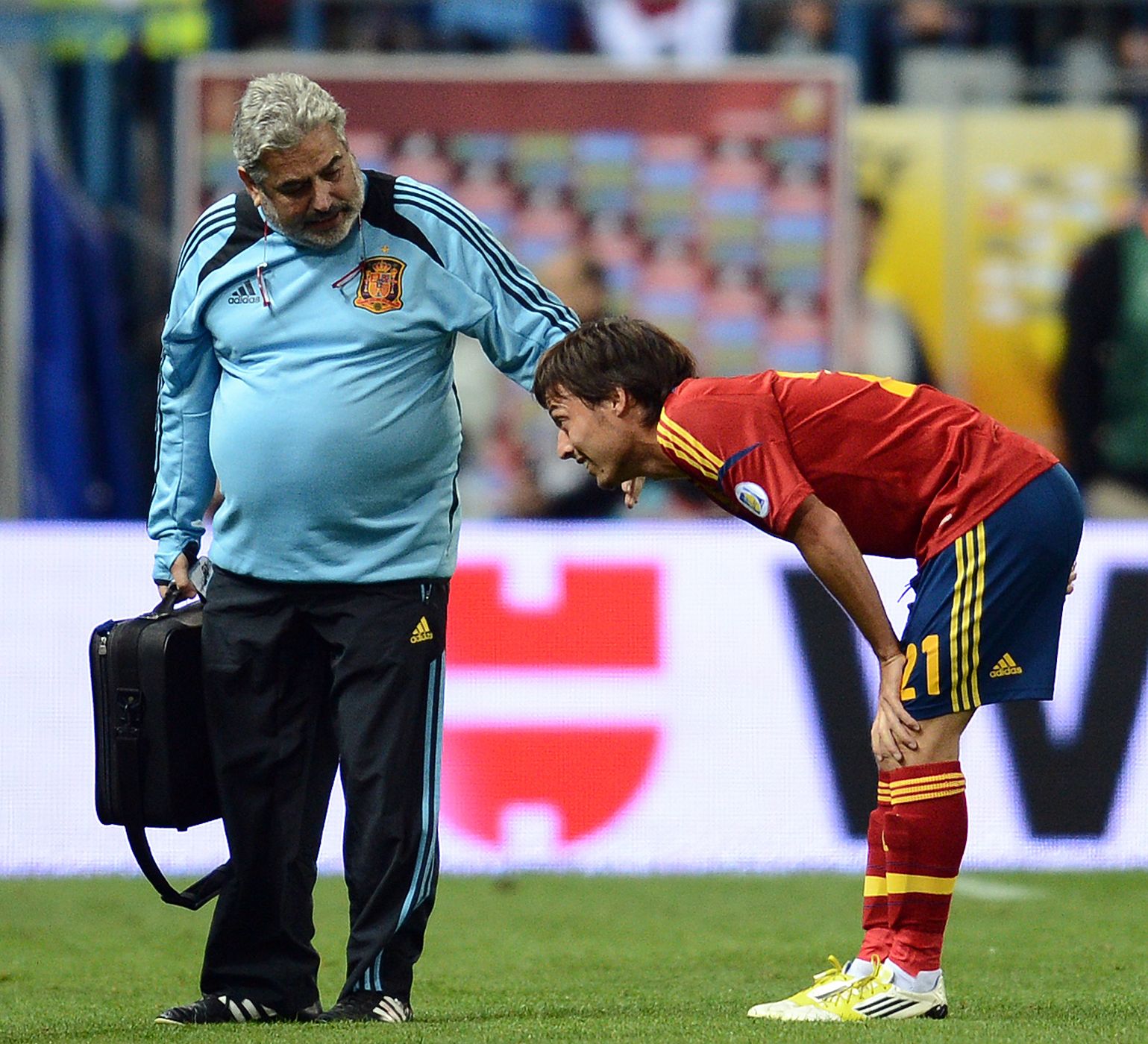 David Silva es atendido en el Vicente Calderón antes de retirarse lesionado contra Francia