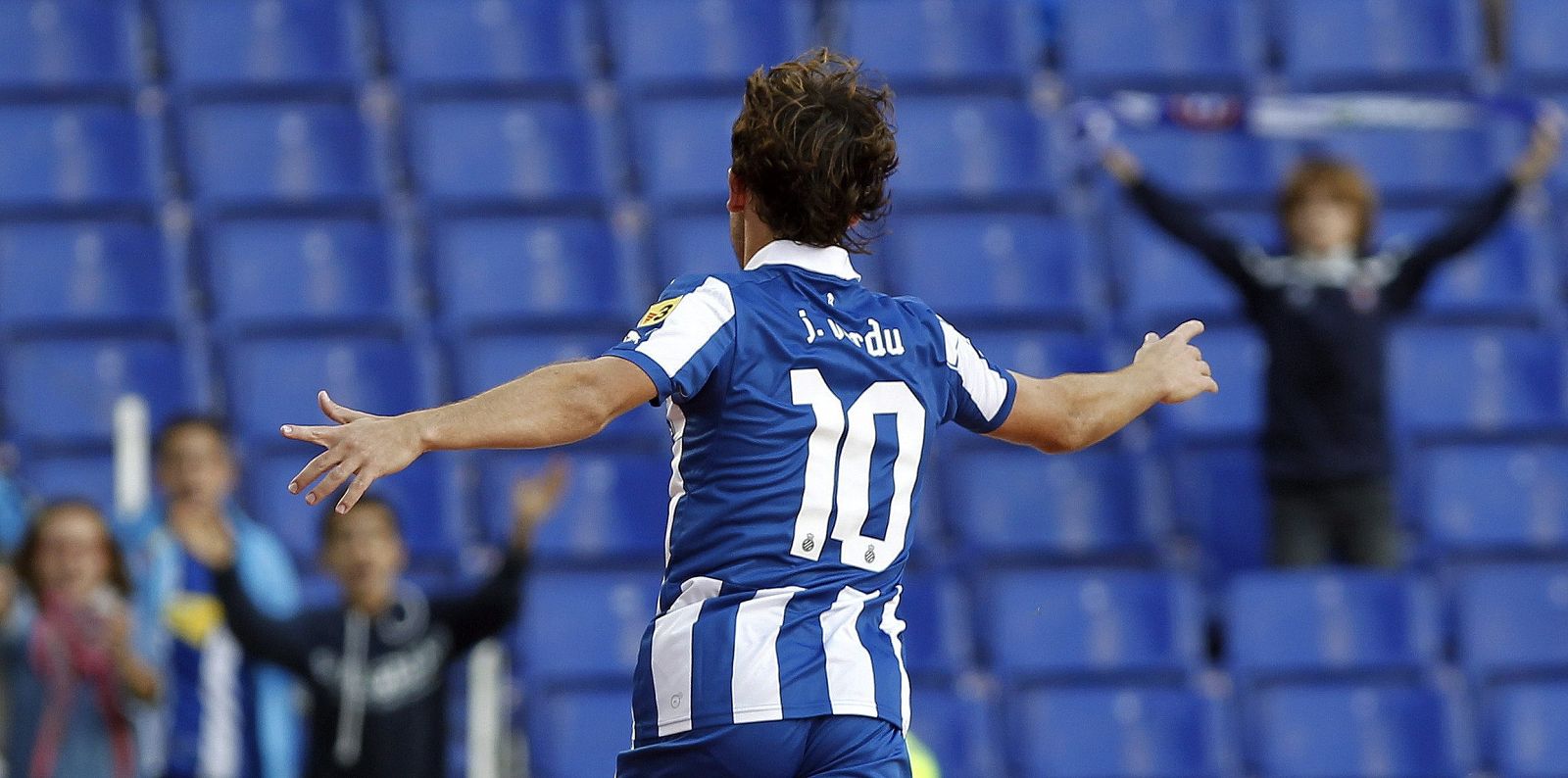 El centrocampista del Espanyol Joan VerdEl centrocampista del Espanyol Joan Verdú celebra su segundo gol ante el Rayo Vallecano.