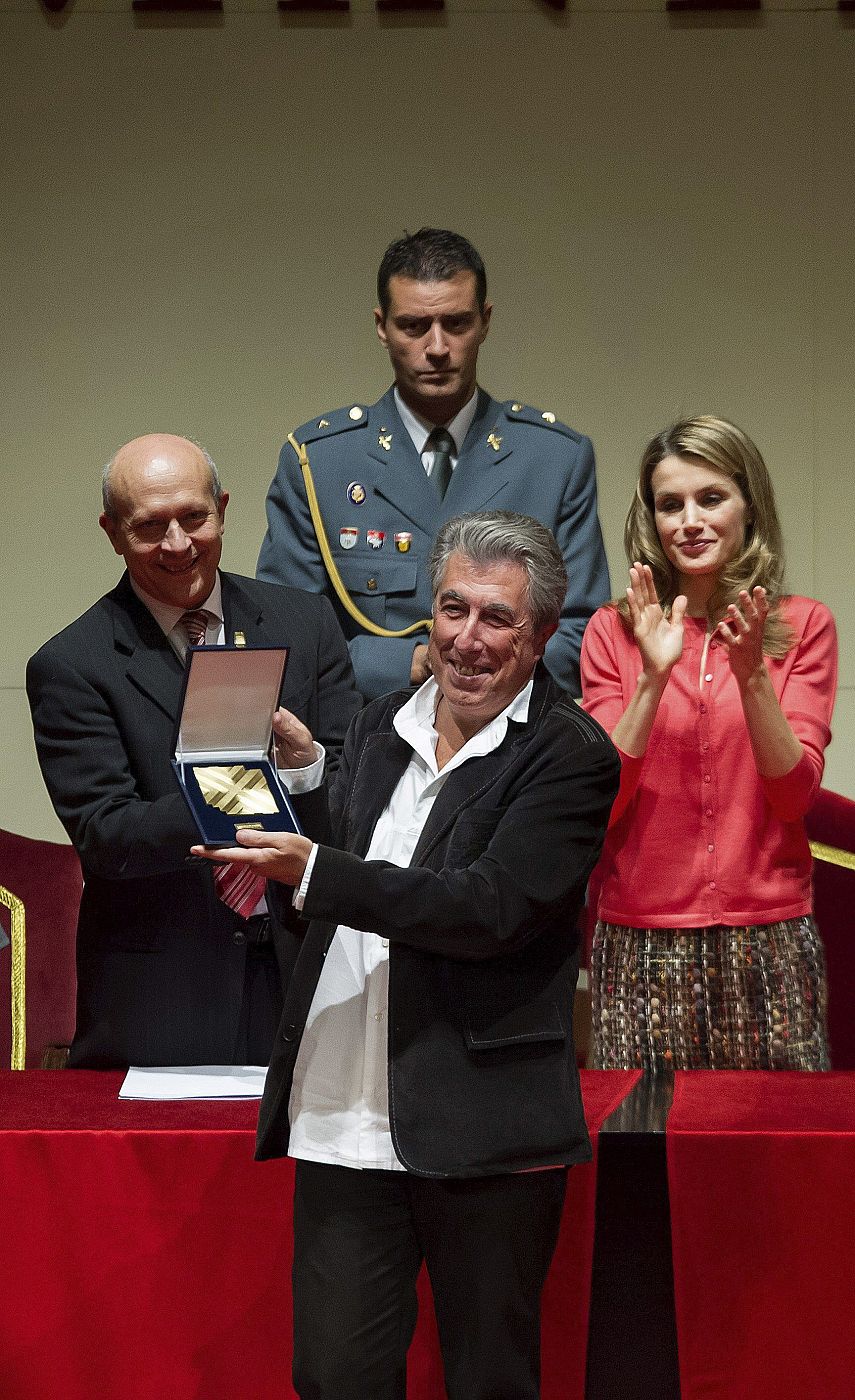 L La princesa Letizia, junto al ministro de Educación, Cultura y Deportes, José Ignacio Wert, contemplan al escritor Jordi Sierra i Fabra mientras muestra el premio "Cervantes Chico" de literatura infantil.