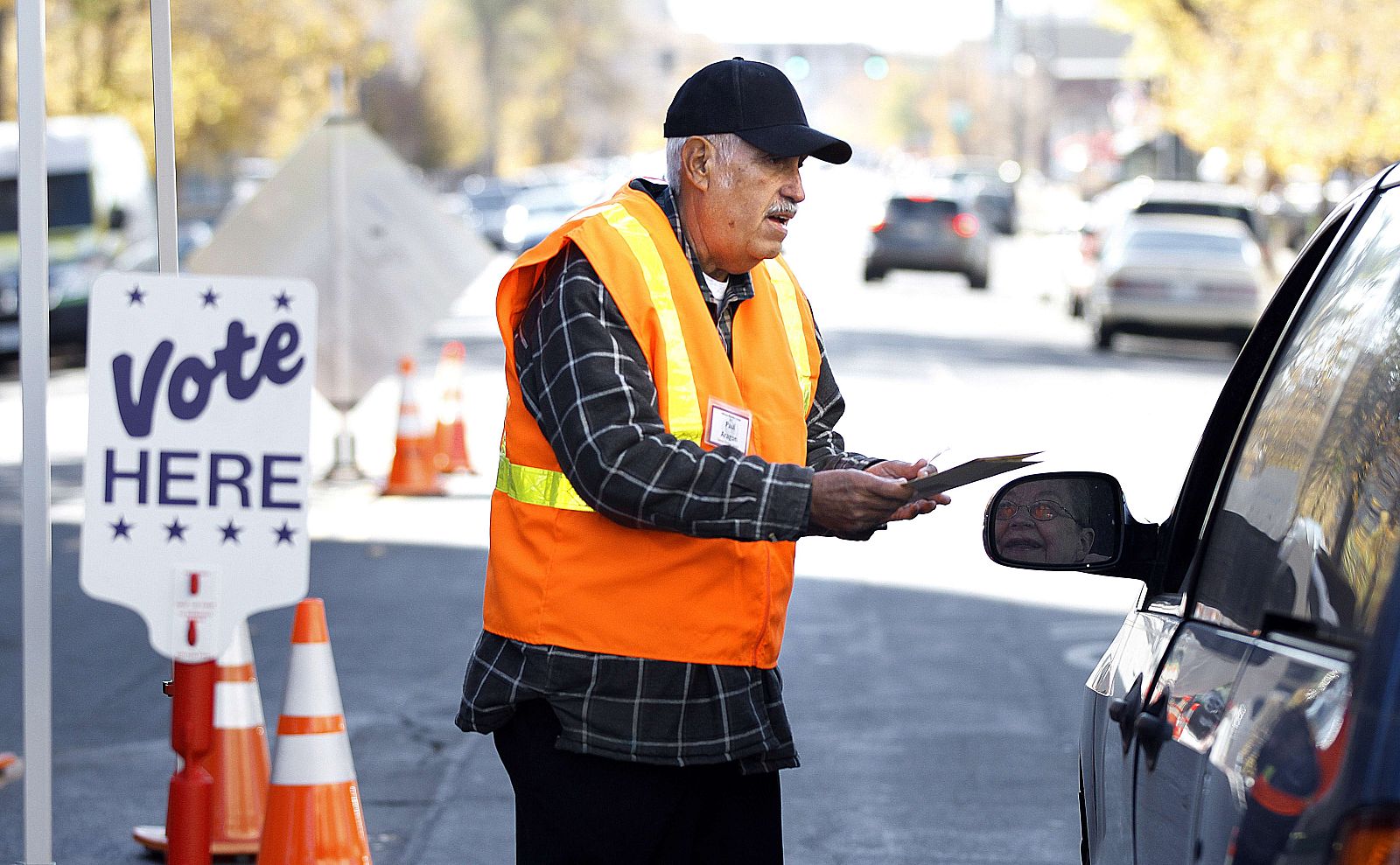 Un interventor electoral recoge voto anticipado en Colorado, el 22 de octubre