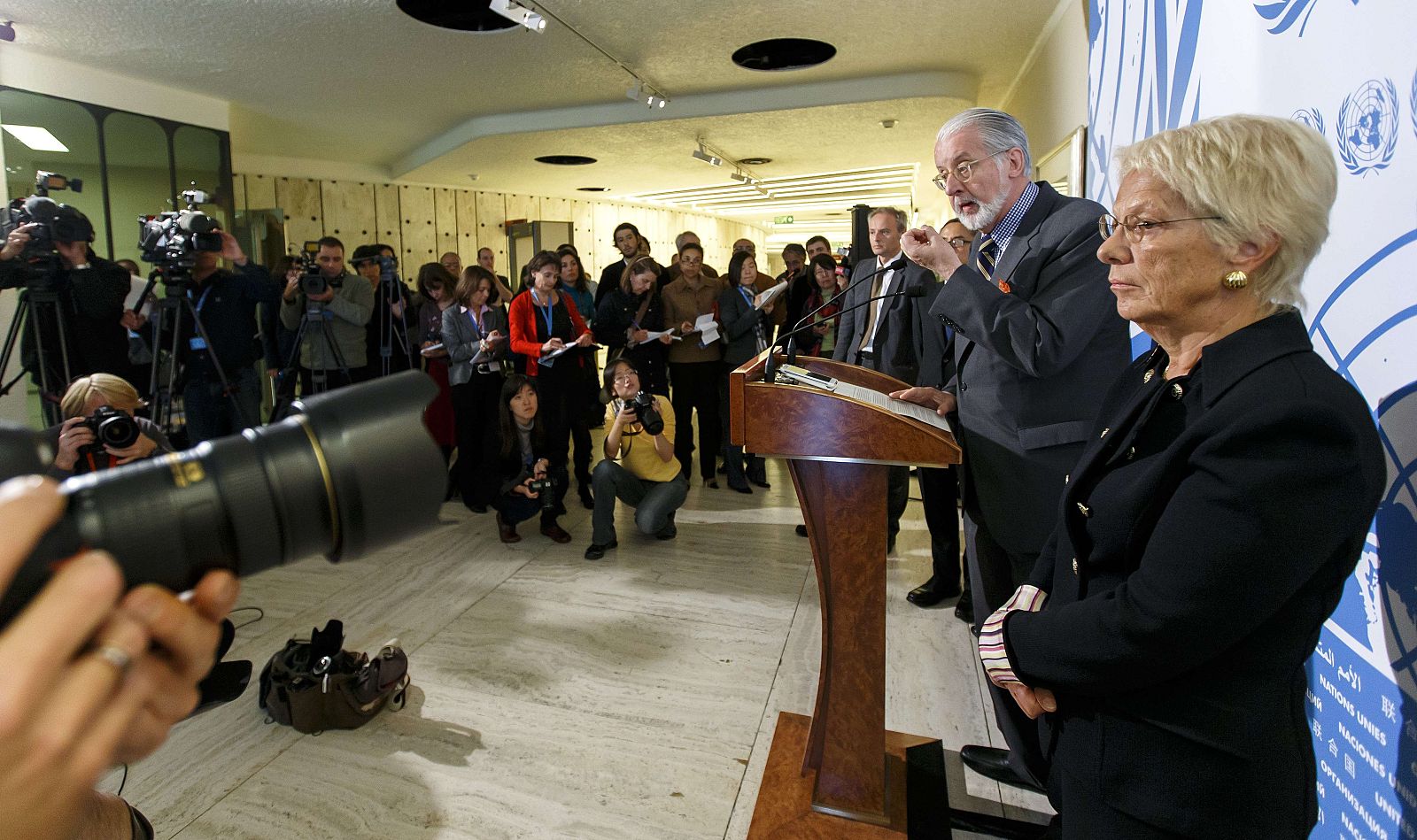 La exfiscal de la ONU para crímenes de guerra, Carla del Ponte (derecha), junto al jefe de la misión de investigación sobre Siria, Paulo Pinheiro, en Ginebra