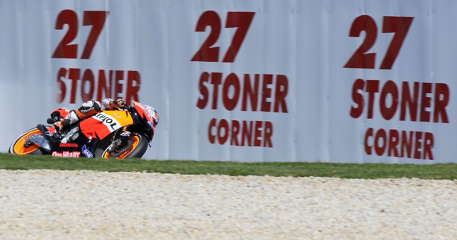 Casey Stoner al paso por la curva que lleva su nombre en el GP de Australia