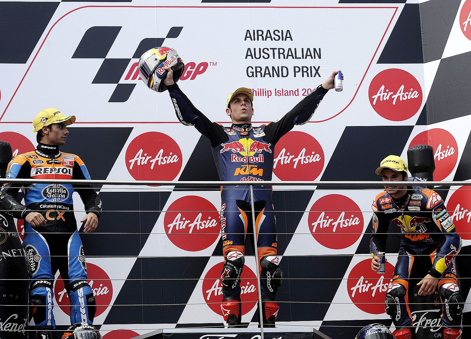 El ganador alemán de Moto3, Sandro Cortese, en el podio junto a Miguel Oliveira y Arthur Sissis