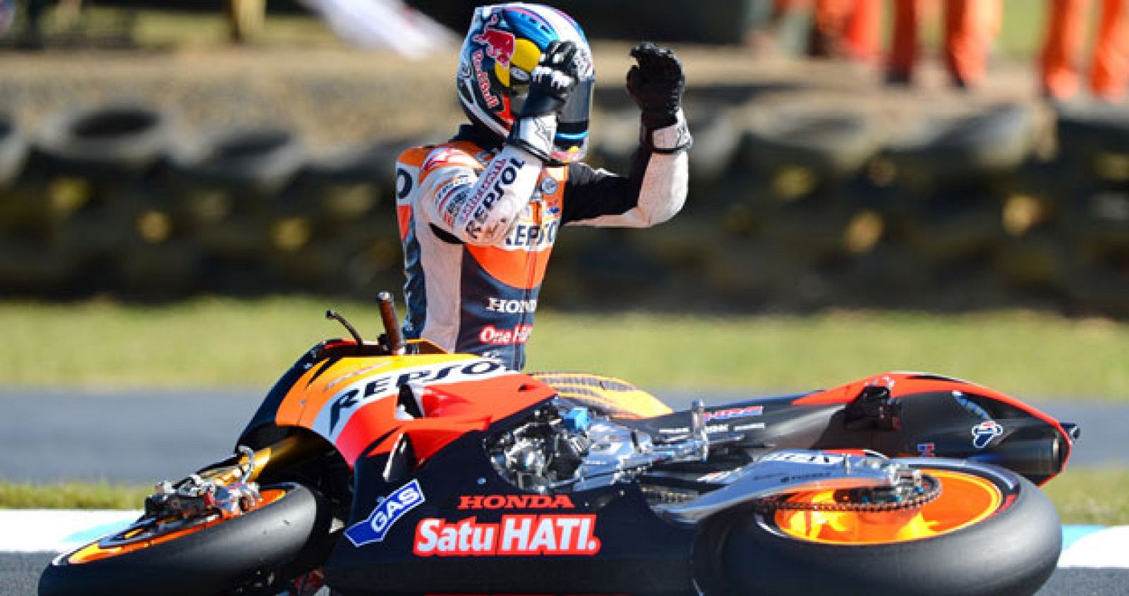 Dani Pedrosa, que se ha caído en la segunda vuelta, no ha podido pelear más con Lorenzo por el Mundial.