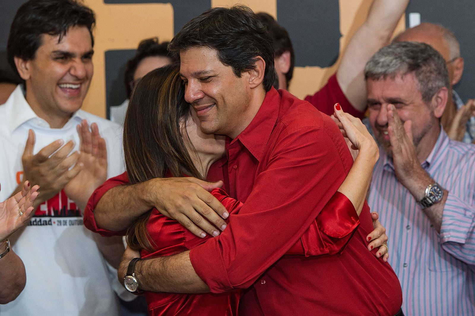 Imagen del nuevo alcalde de Sao Paulo, Fernando Haddad, celebrando su victoria con su mujer