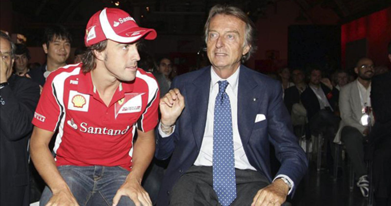 Imagen de archivo del español Fernando Alonso con el presidente de Ferrari Cordero di Montezemolo.