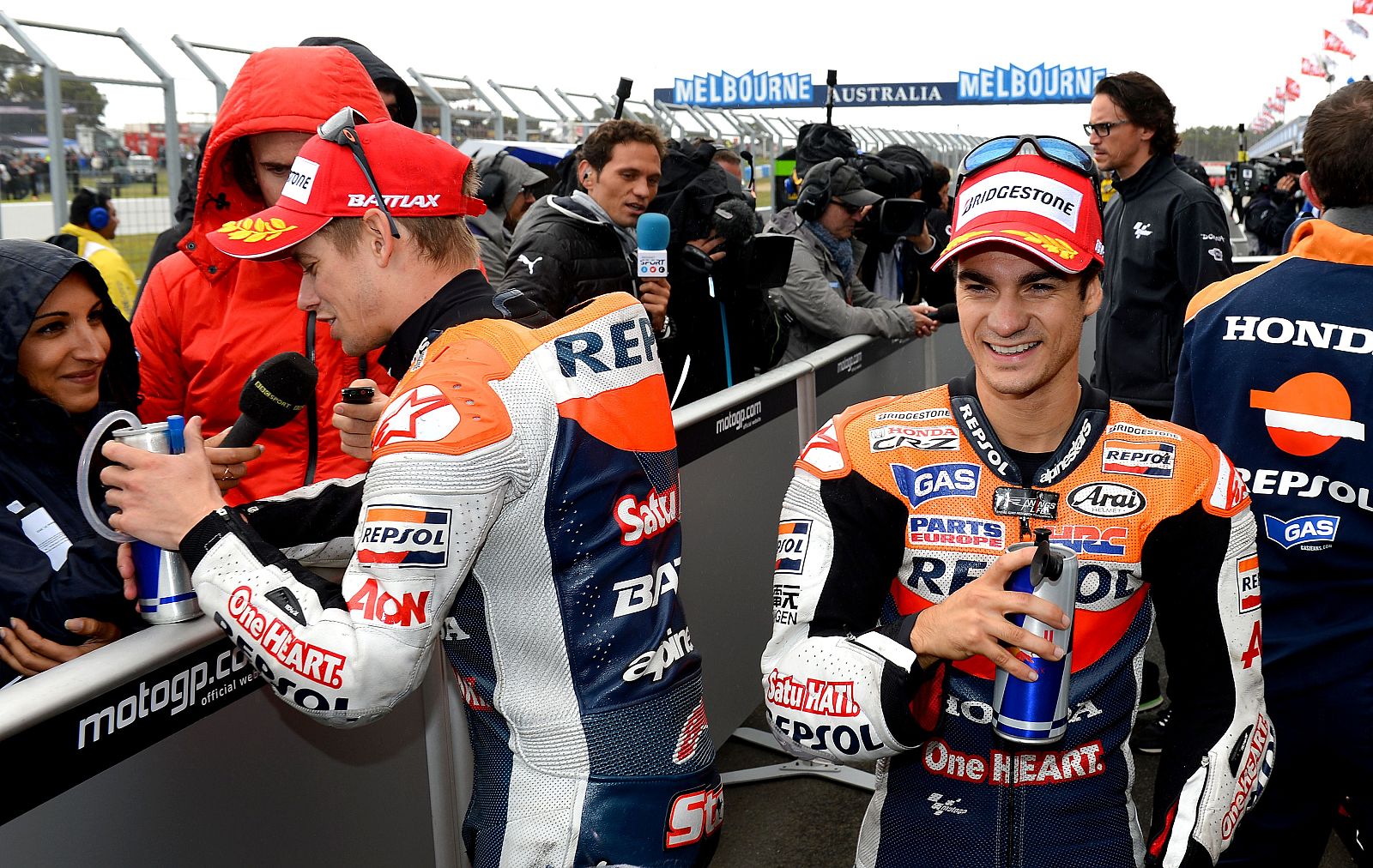 El español Dani Pedrosa, junto a su compañero Casey Stoner en Phillip Island (Australia)