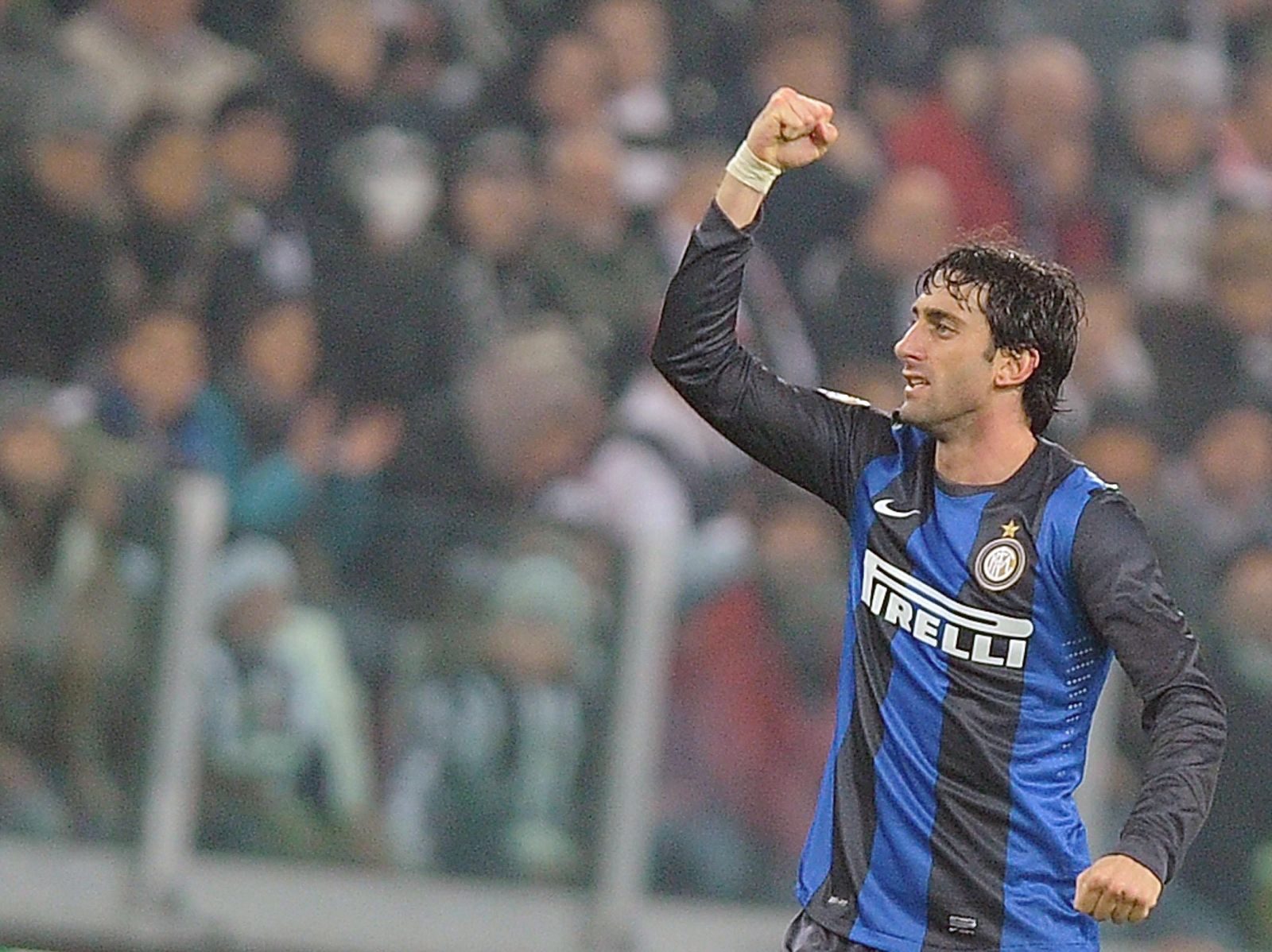 El argentino Diego Milito celebra uno de sus goles frente a la Juventus