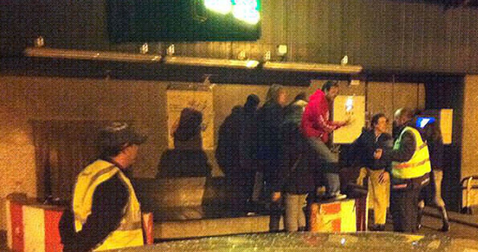 Fotografía facilitada por el Comité de Huelga de Swissport Handling Madrid UTE donde se ve a varias personas que han salido a la pista