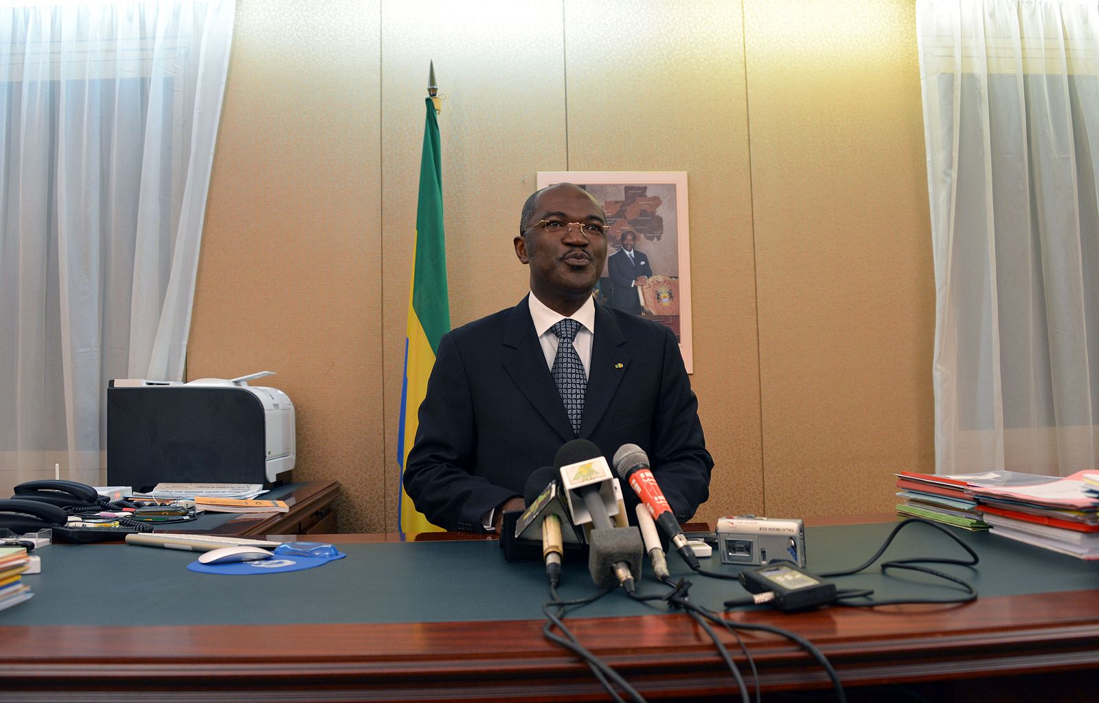 Rueda de prensa del ministro de Comunicaciones de Gabón, Blaise Louembre