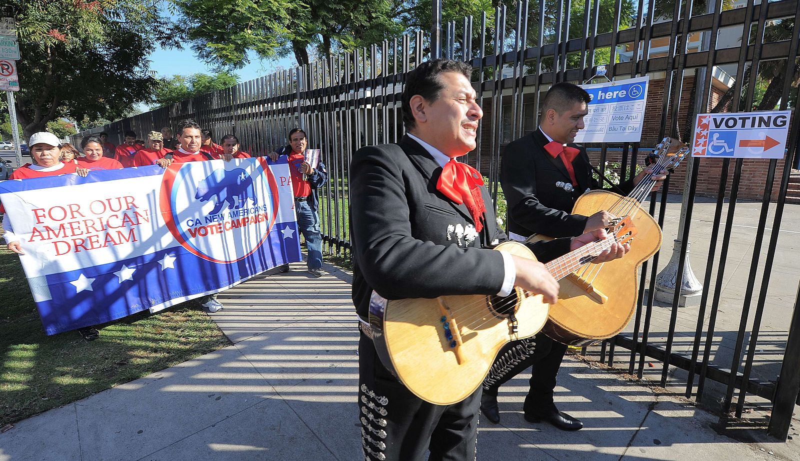 Un grupo de mariachis animan al voto en Sun Valley, Los Angeles