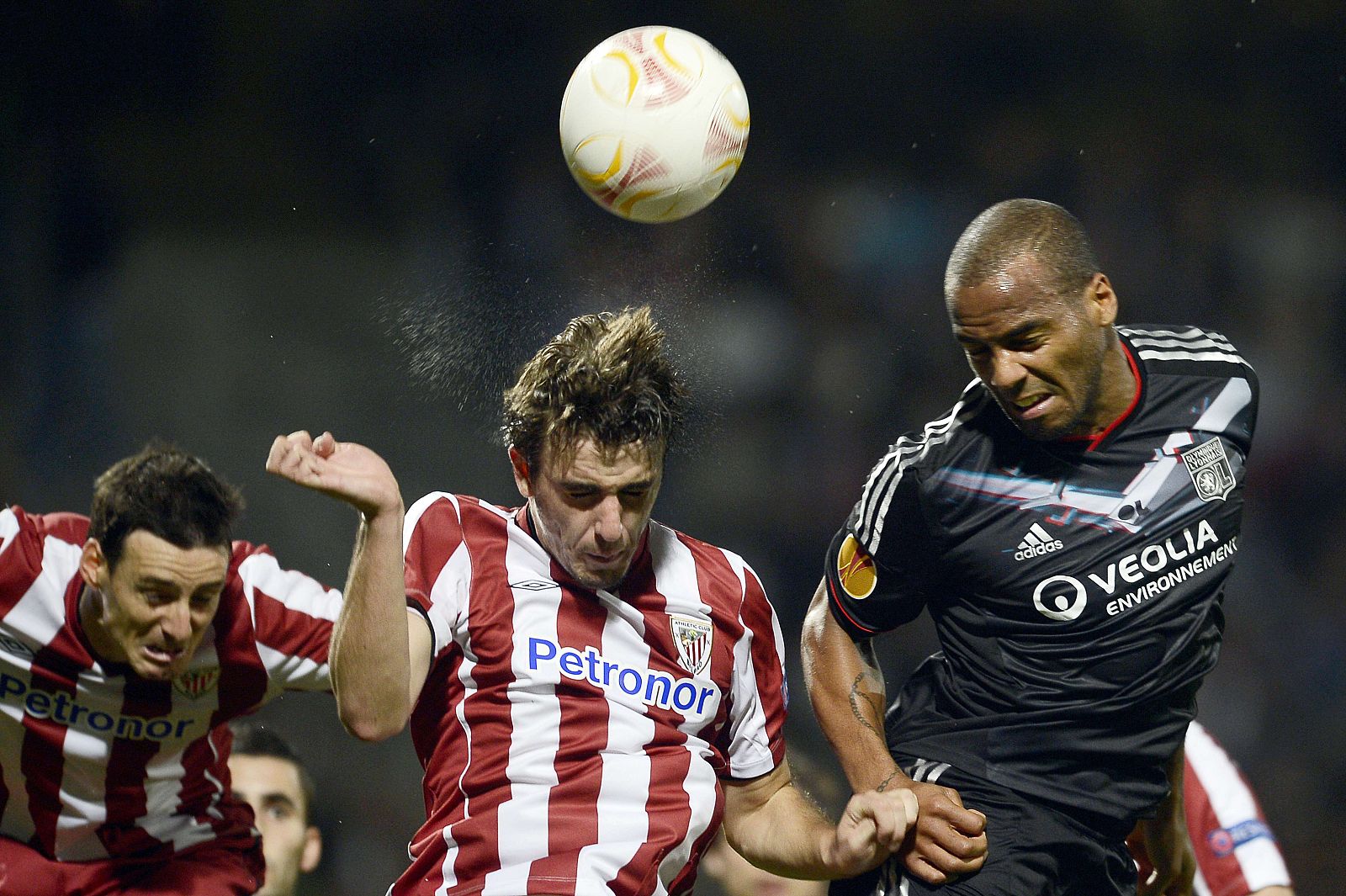 Briand (d) del Olympique disputa un balón con Aurtenetxe del Athletic