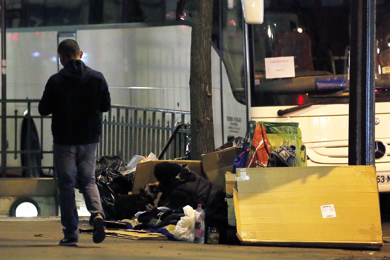 Un 'sin techo' en una calle de París, Francia, país analizado también en el estudio de la Fundación La Caixa.