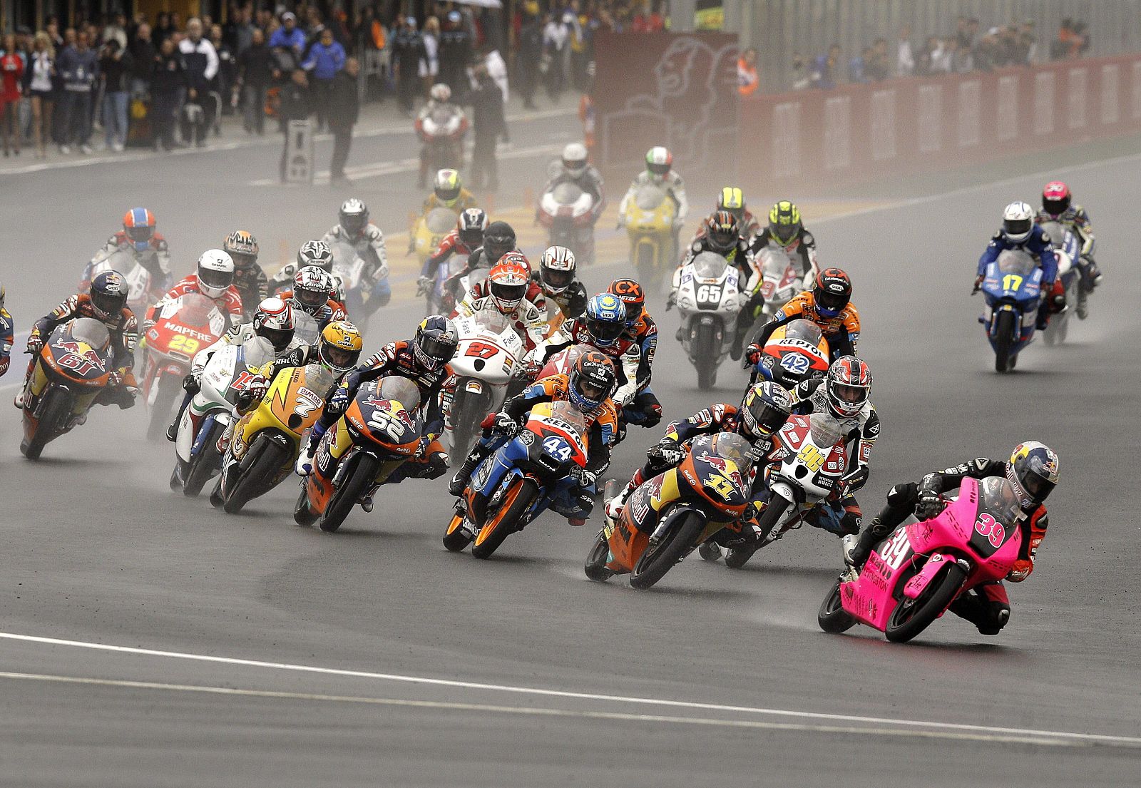 SALIDA DE LA CARRERA DE MOTO3 EN EL GRAN PREMIO DE LA COMUNITAT VALENCIANA DE MOTOCICLISMO