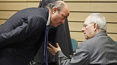De Guindos dice que España está cumpliendo con el déficit y no descarta alargar la subida del IRPF