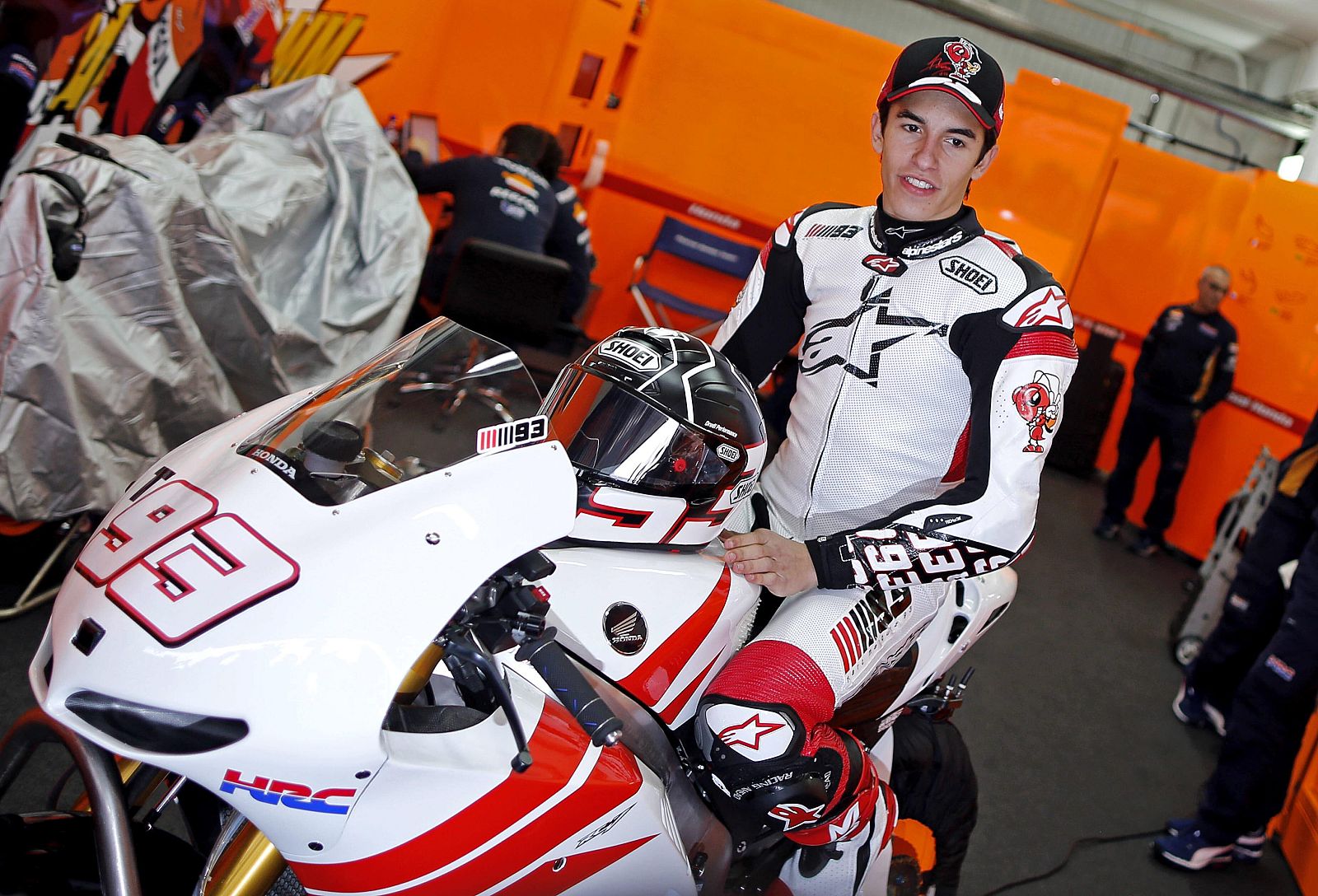 El piloto español Marc Márquez posa para los fotógrafos en el box del Circuito Ricardo Tormo de Cheste