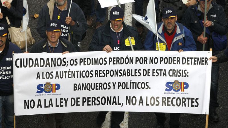 Miles de policías protestan en Madrid contra los recortes salariales