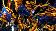 Mas acusa a los que le quieren "destruir" mientras PP y PSOE piden explicación por la corrupción