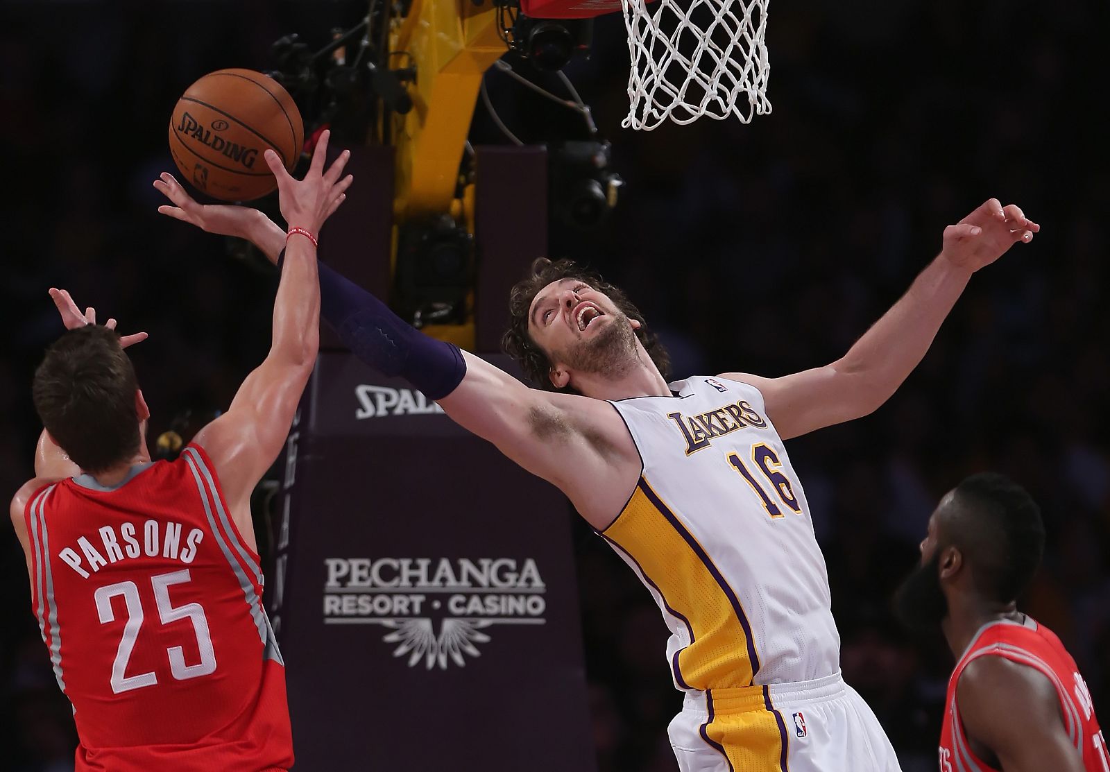 Pau Gasol pelea por un rebote con Chandler Parsons, de Houston Rockets