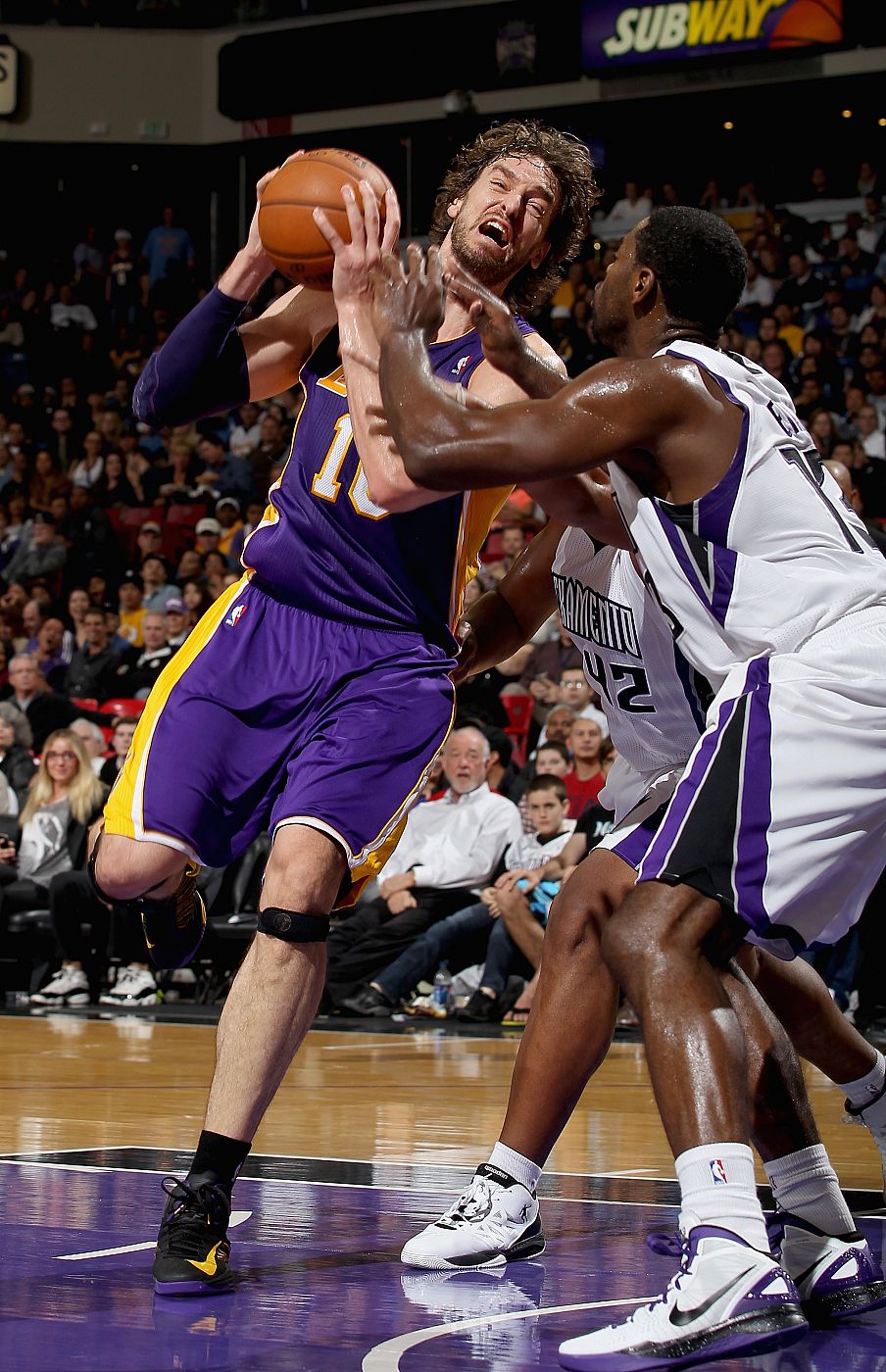Pau Gasol, de los Lakers, entra a canasta ante Tyreke Evans, de los Kings