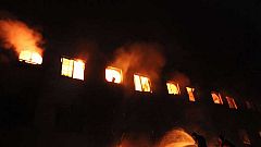 Al menos 124 muertos en un incendio en una fábrica textil de Bangladesh