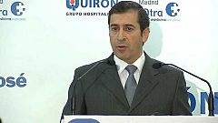 El rey ya "se levanta y se mueve con naturalidad" ayudado de dos muletas