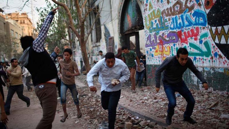 Morsi intenta calmar los ánimos tras las violentas protestas en Egipto por su decreto