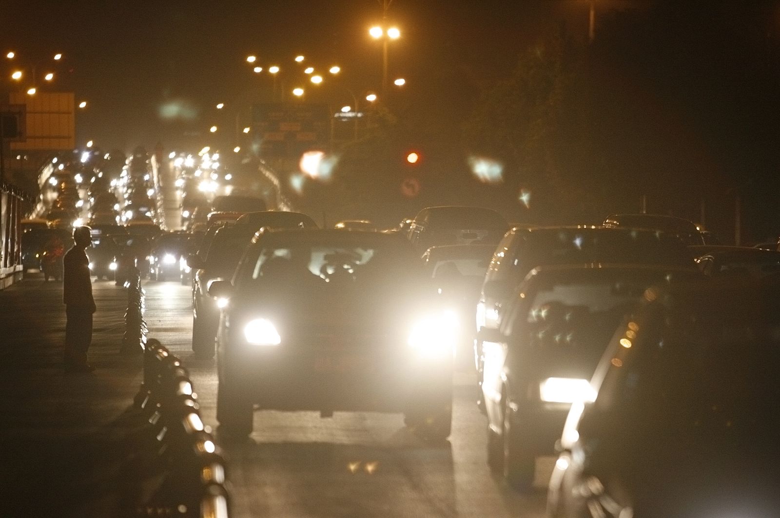 La alerta por la fuerte réplica del terremoto ha provocado atascos en la autopista de Chengdu