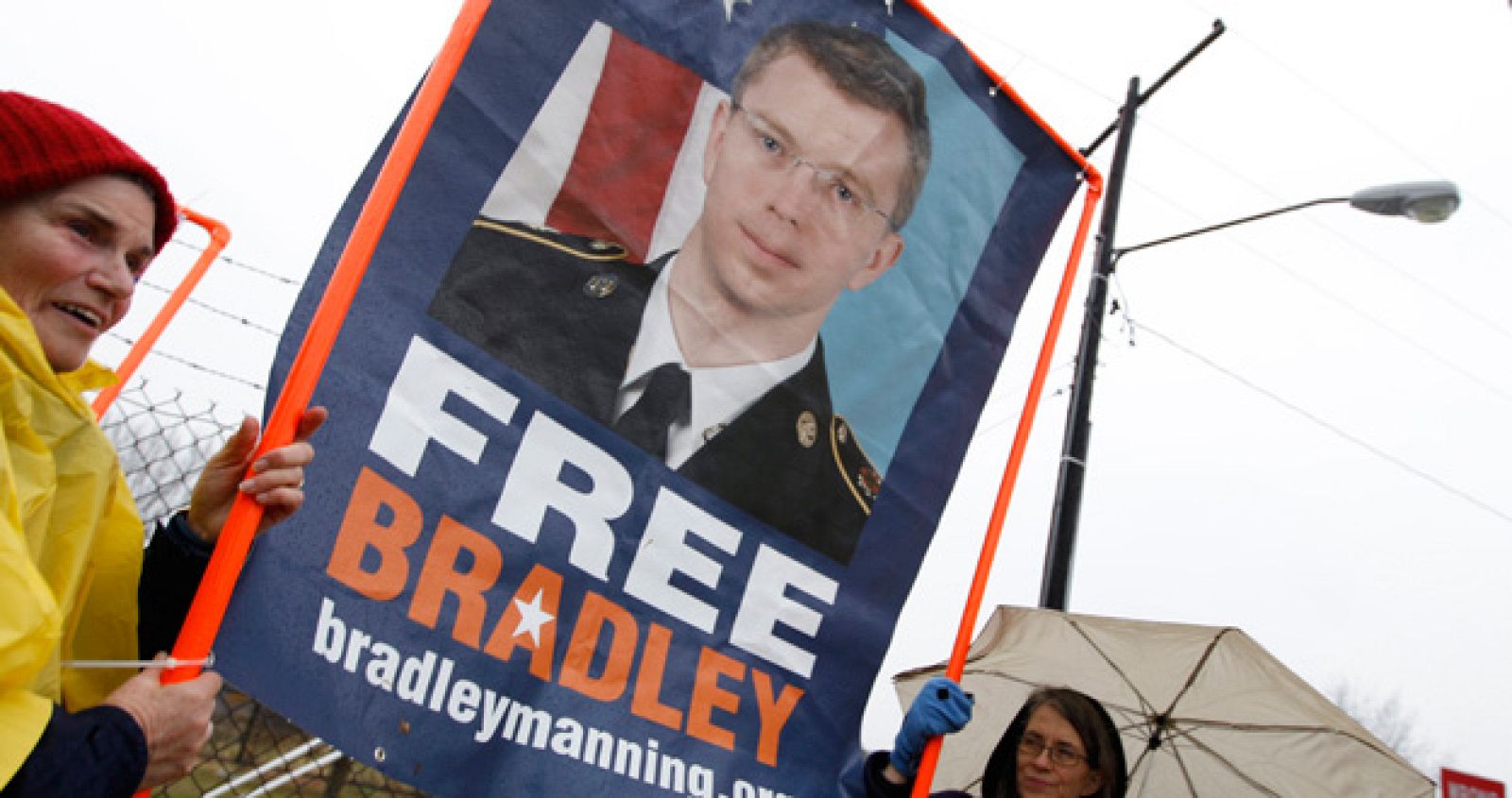 Protesta a favor de Bradley Manning, acusado por filtrar a Wikileaks, fuera de las puertas de Fort Meade, Maryland