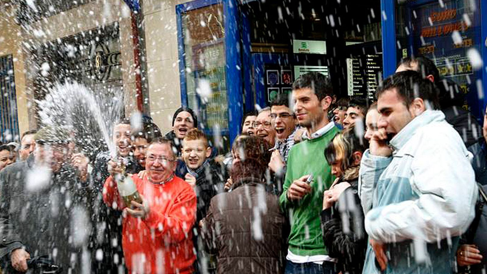 Un grupo de personas celebran haber ganado el Gordo en 2009 en Getafe (Madrid)