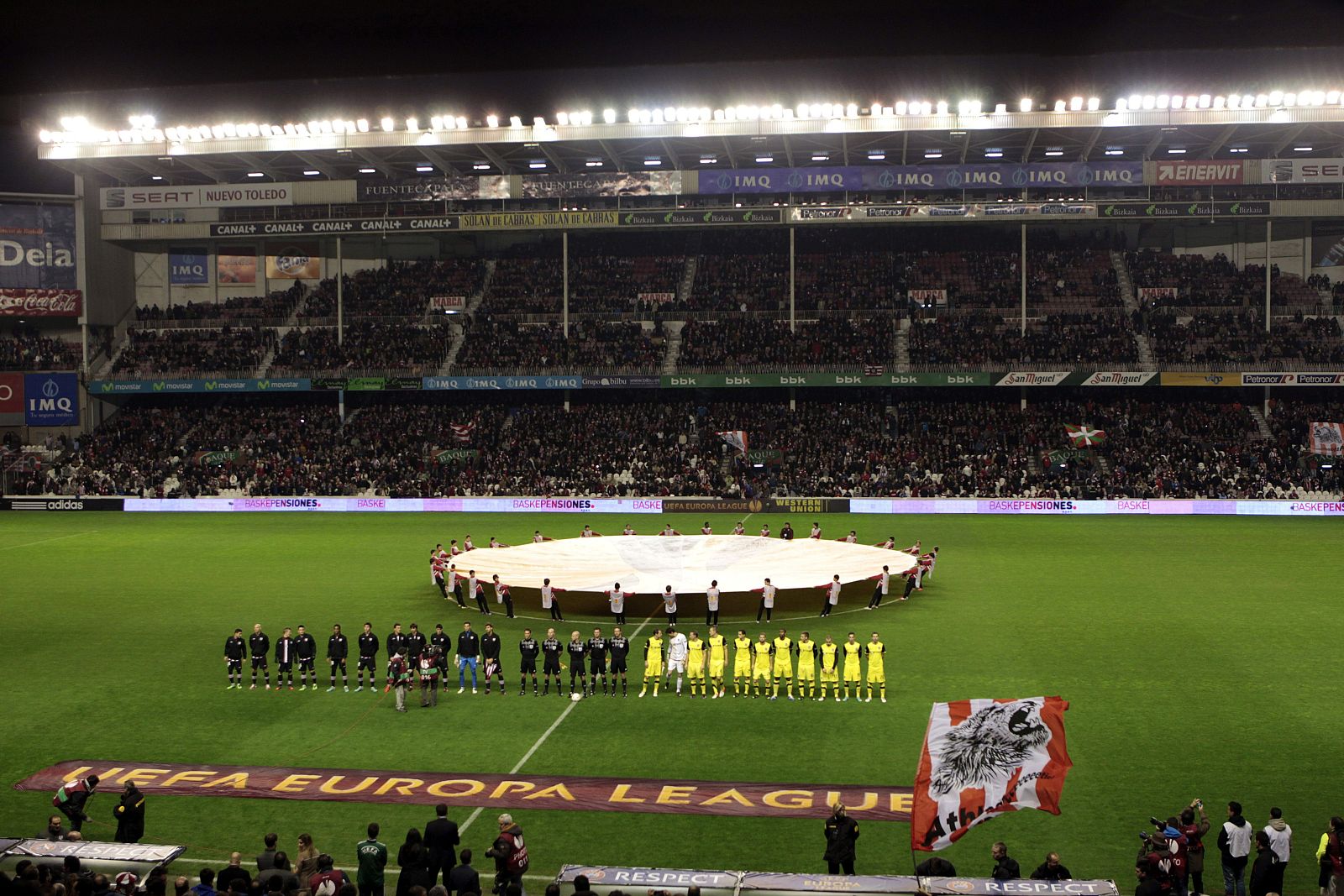 Los equipos del Sparta de Praga (d) y el Athletic de Bilbao, momentos antes de comenzar el último partido europeo en San Mamés.