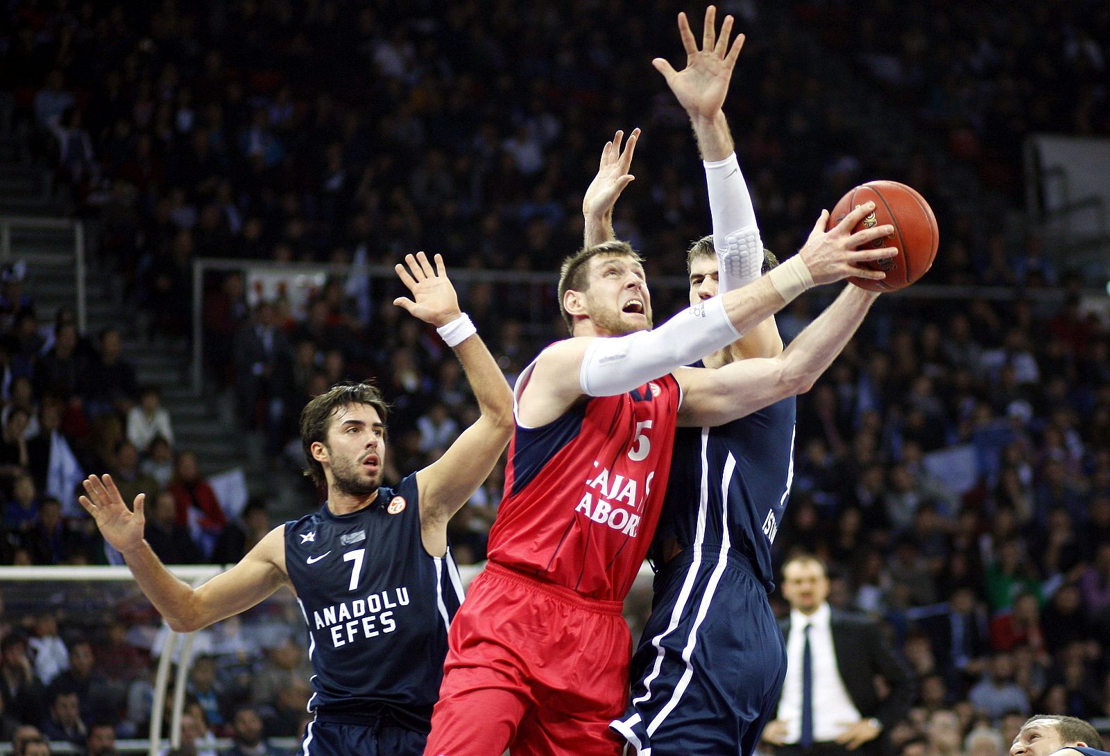 Nocioni (c) intenta superar la defensa de los jugadores del Anadolu Efes Sasha Vujacic (i) y Stanko Barac (d).