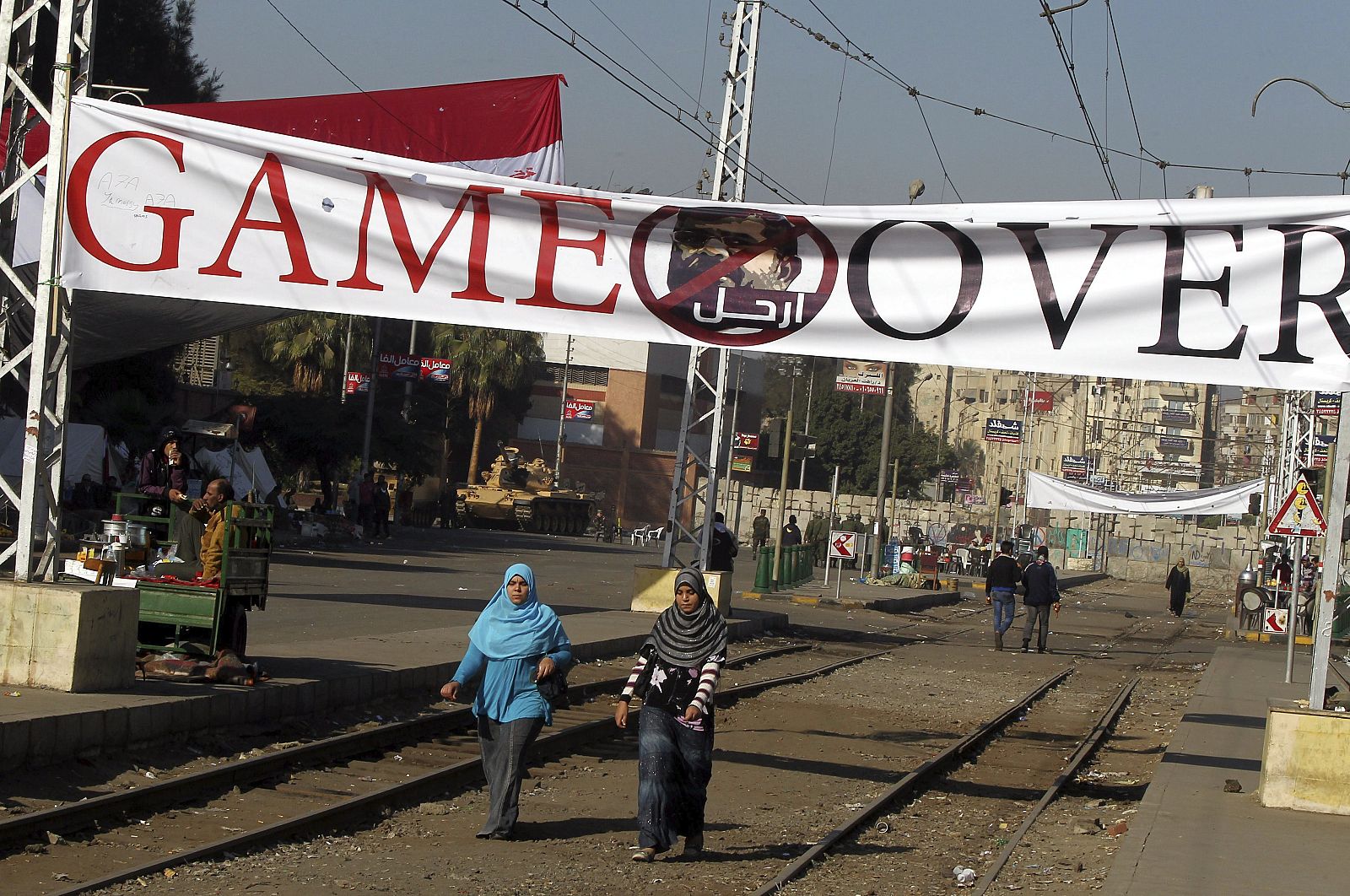 Pancarta en la que se lee "Se acabó el juego" y una imagen del presidente egipcio, frente al Palacio Presidencial en El Cairo