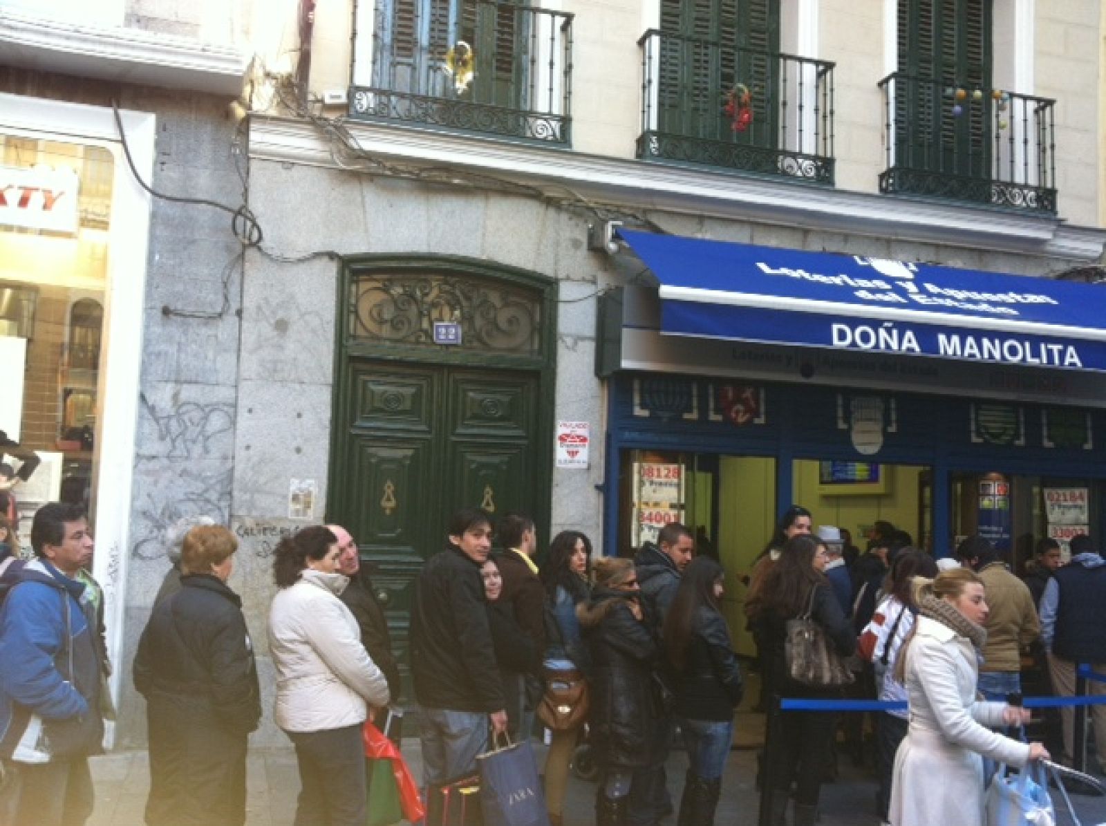 Colas para comprar Lotería de Navidad en Doña Manolita