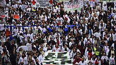 Miles de "batas blancas" marchan en Madrid contra la privatización sanitaria