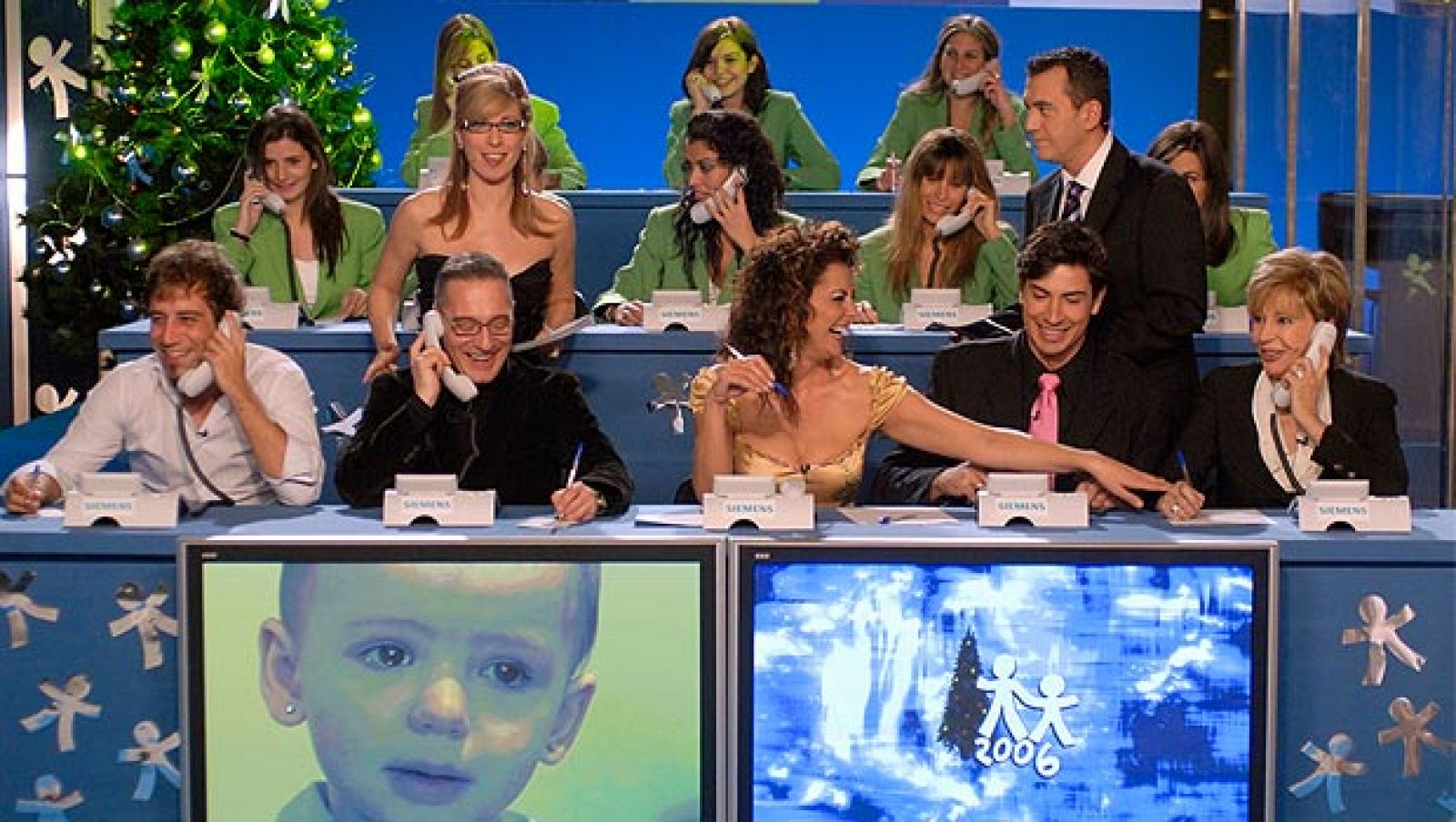 Imagen de la gala de 2006 con famosos recogiendo llamadas