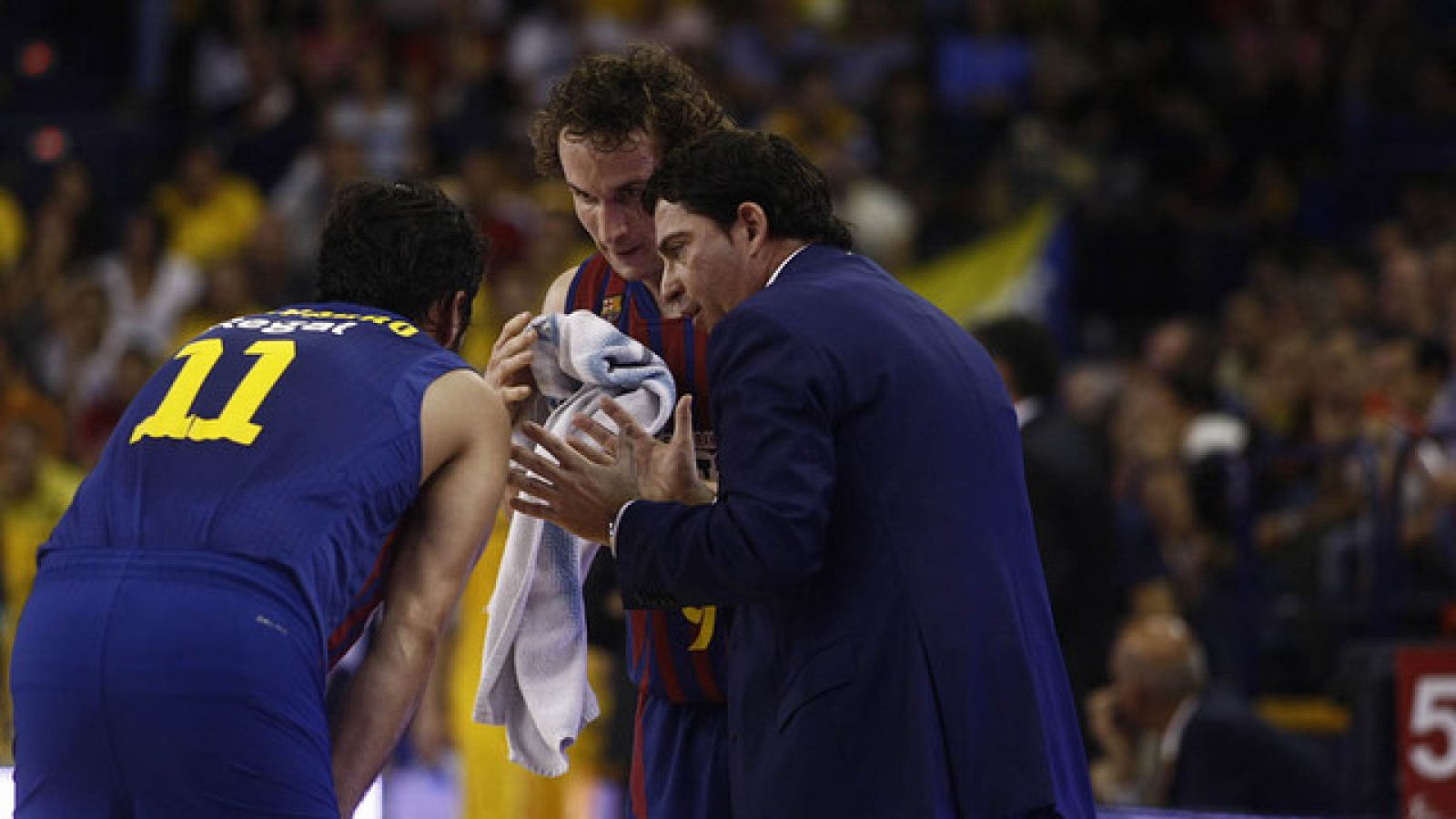 El técnico del Regal Barça, Xavi Pascual, da indicaciones a sus jugadores en el úlimo partido.