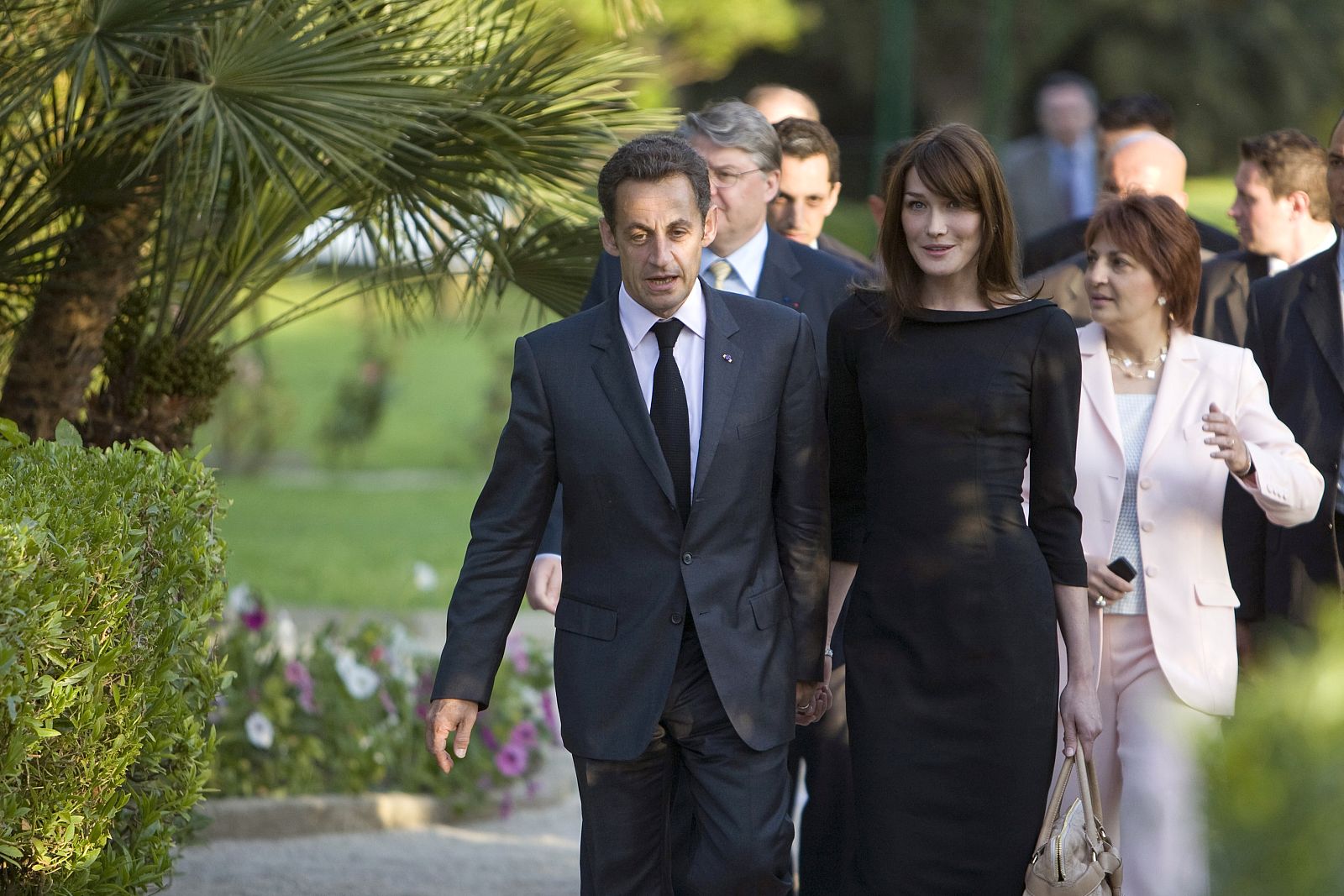 Carla Bruni, junto a Nicolas Sarkozy, en la embajada francesa en Túnez