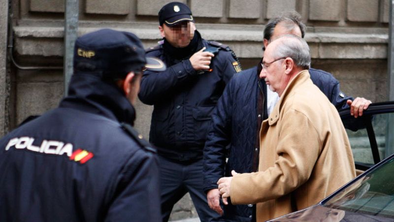 Medio centenar de afectados por preferentes de Bankia increpan a Rato a su llegada a la Audiencia