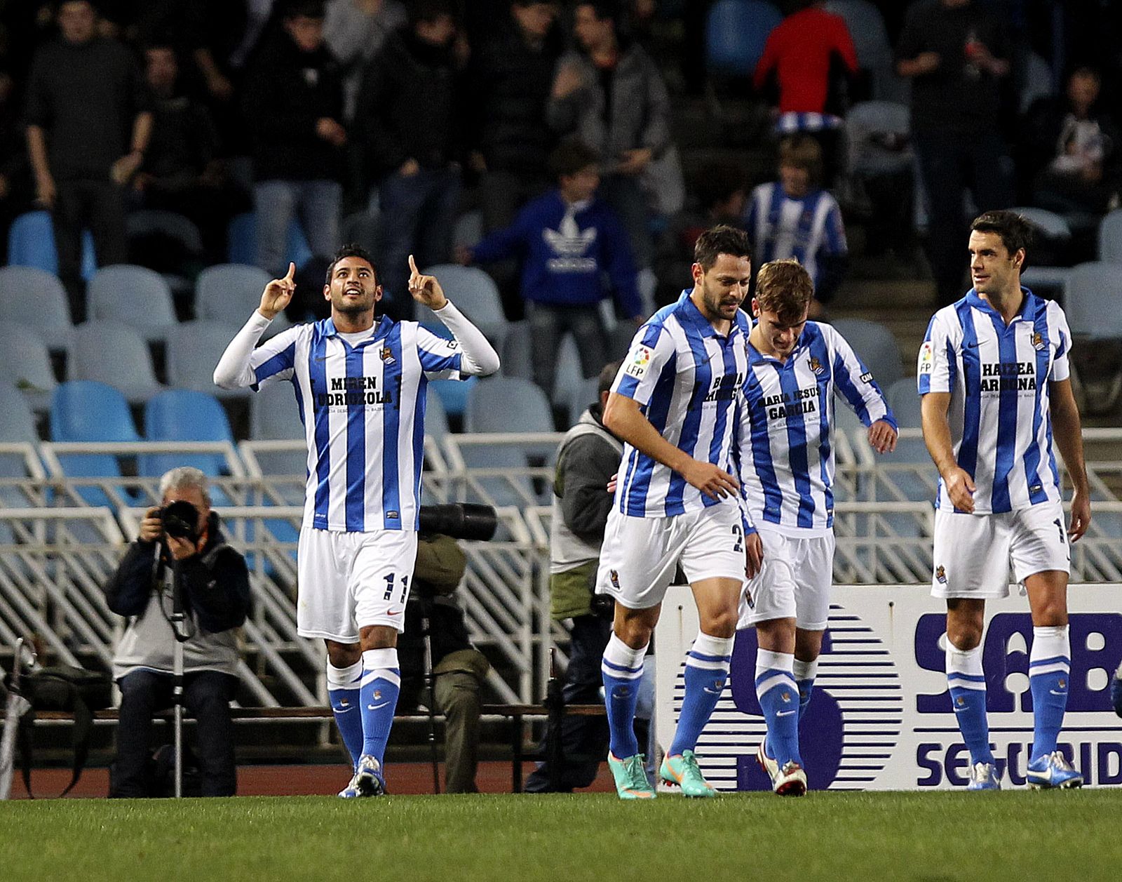 El mexicano de la Real Sociedad, Carlos Vela (i), celebra su gol, el primero de su equipo.