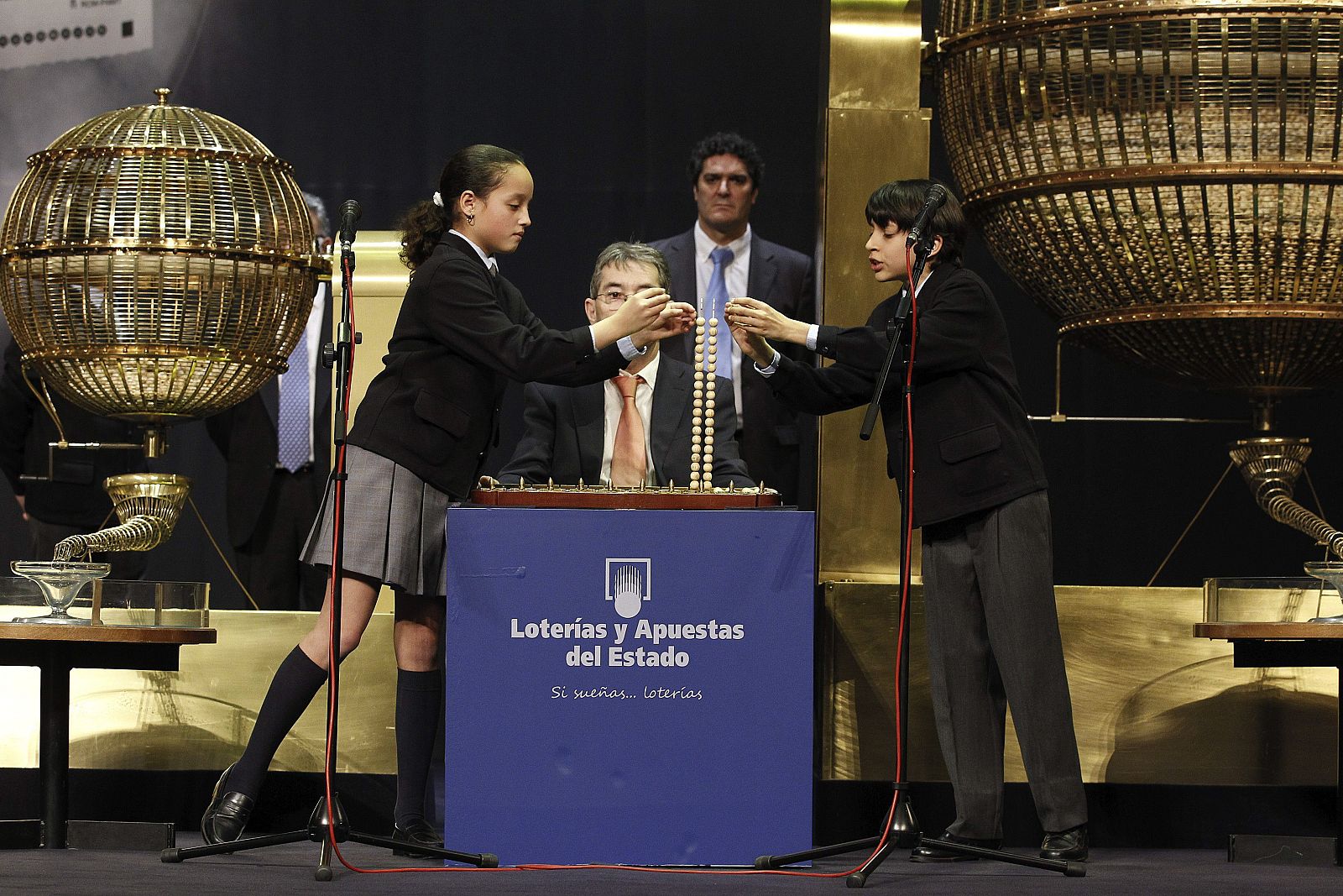Ismael Rastrelli y Sherley Fonseca colocan en el alambre las bolas con el número del Gordo