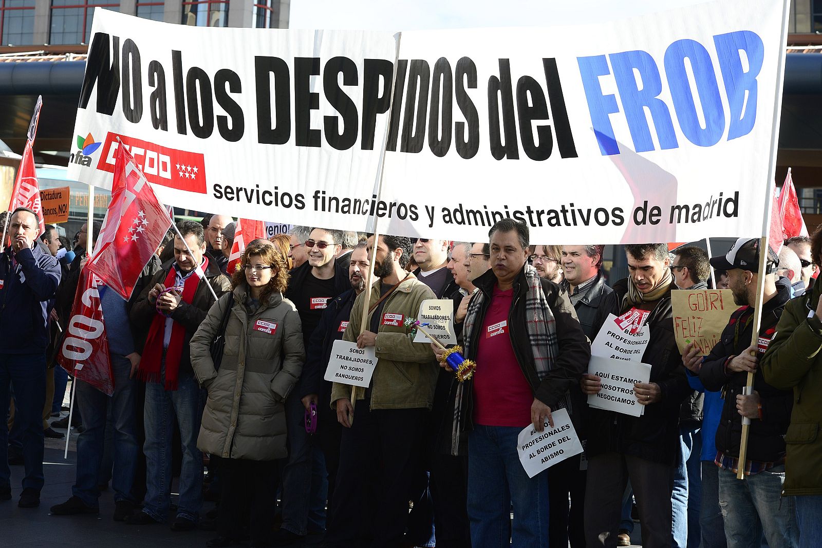 Medio centenar de personas se concentra frente a la sede de Bankia en Madrid