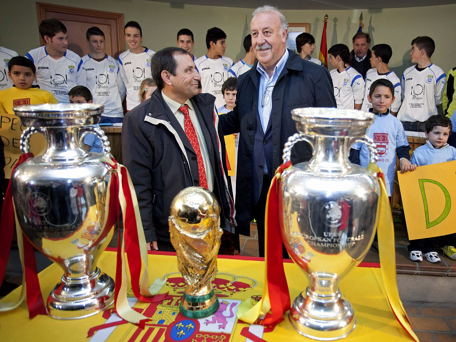 DEL BOSQUE EN LA EXPOSICIÓN DE LA COPA DEL MUNDO DEL FÚTBOL EN EL BARRACO (ÁVILA)